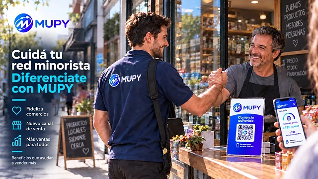 Un representante de MUPY saluda al dueño de un almacén adherido: la red de comercios que crece